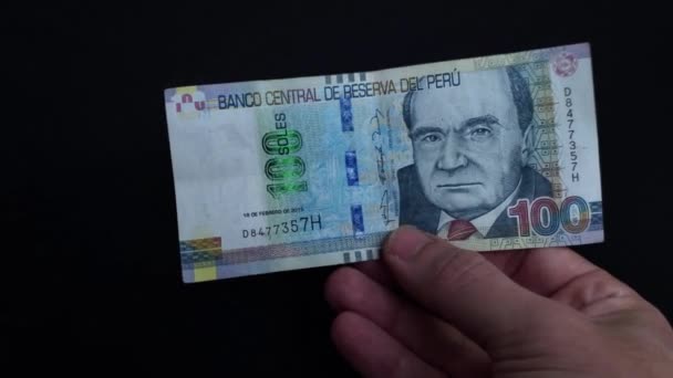 Video Hand Holding Bill A100 Soles Pen National Currency Peru — Vídeos de Stock