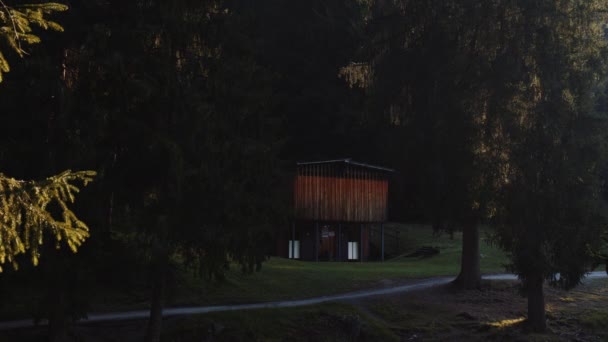 Rustikales Chalet Landhaus Anwesen Mit Hinterhof Wald Schweiz Wanderweg Bäume — Stockvideo