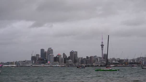 Plachetnice Vlnitém Moři Před Panorama Aucklandu Nový Zéland Statický Široký — Stock video