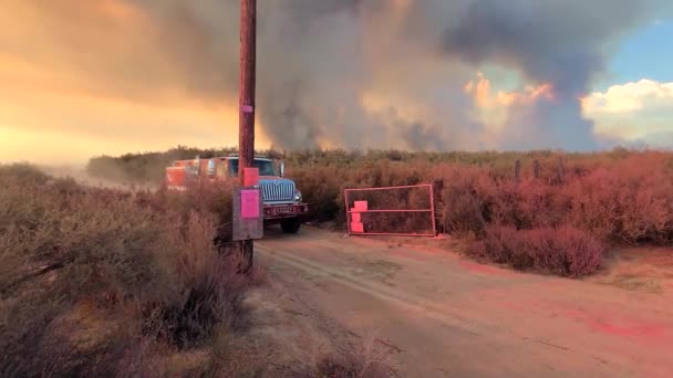 Πυροσβεστικό Όχημα Που Βγαίνει Από Μια Περιοχή Άγριας Φωτιάς Στο — Αρχείο Βίντεο