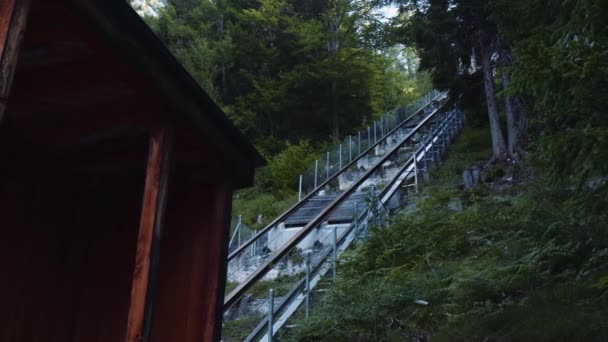 Plataforma Ferroviária Funicular Lift Cabine Madeira Fundo Montanha Caumasee Região — Vídeo de Stock
