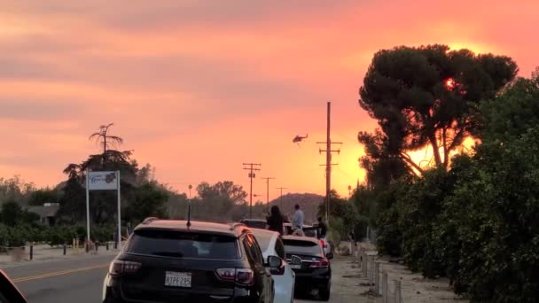 Heldere Oranje Rode Zonsondergang Californië Wilde Vuur Rook Mensen Kijken — Stockvideo