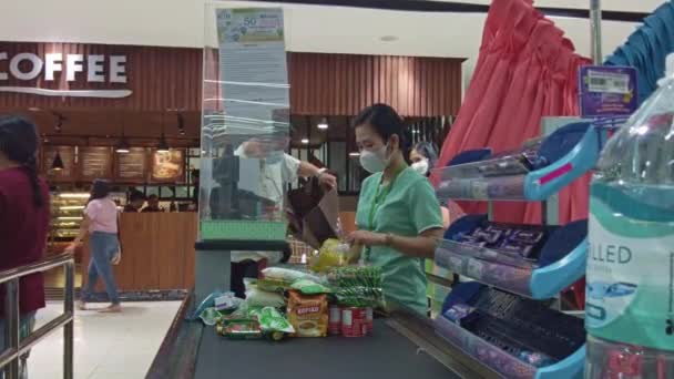 Kassier Scannen Van Goederen Het Register Metro Supermarkt Ayala Mall — Stockvideo