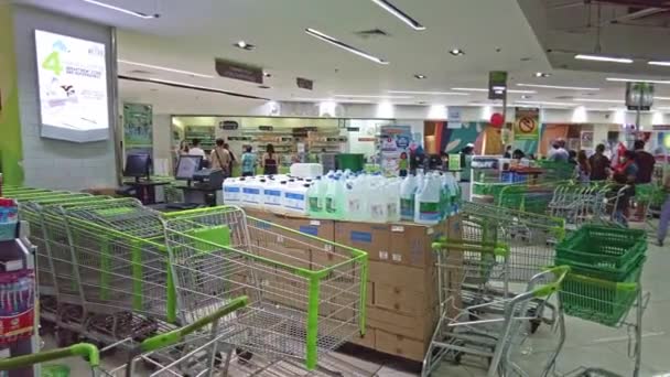 菲律宾宿务市Ayala购物中心内的大都会超级市场 购物者排队等候结帐 — 图库视频影像