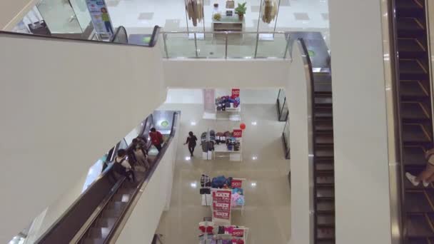 Incline Clipe Compradores Montando Escadas Rolantes Dentro Metro Department Store — Vídeo de Stock