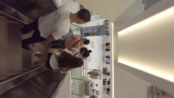 菲律宾宿务市Ayala购物中心内乘自动扶梯的购物者 — 图库视频影像