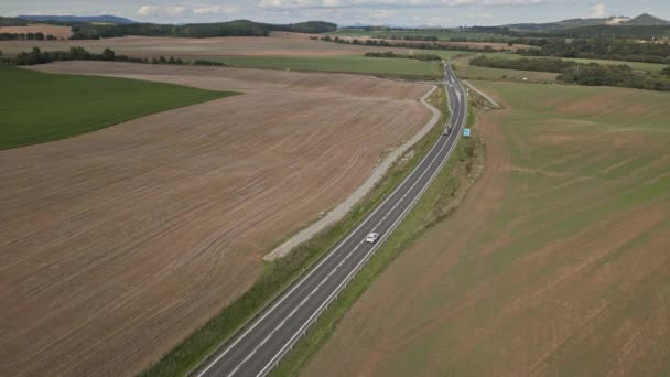 Luftaufnahme Einer Modernen Straße Über Fruchtbare Felder Der Tschechischen Landschaft — Stockvideo