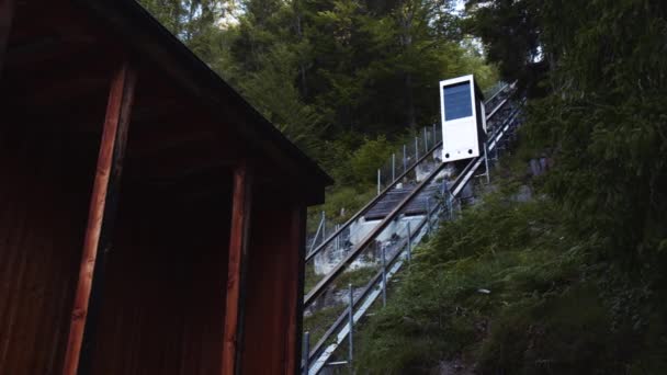 Cabine Elevação Funicular Movendo Para Baixo Longo Ferrovia Borda Montanha — Vídeo de Stock