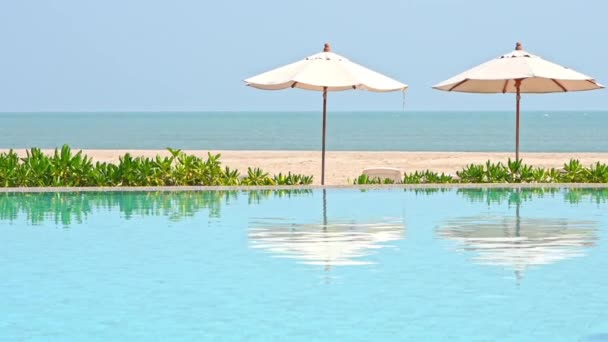 Tropikal Resort Sahili Nde Sonsuz Yüzme Havuzu Şemsiyeleri Tam Çerçeve — Stok video