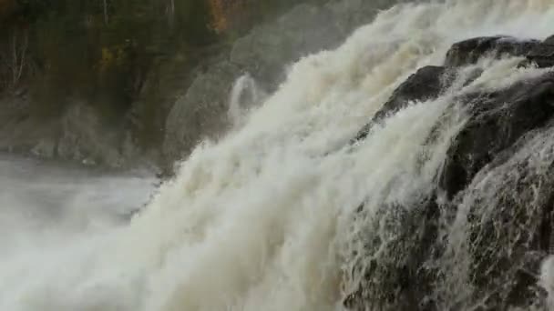 Kraftfullt Vattenfall Som Rinner Nerför Klipporna Vattenstänk Närbild — Stockvideo