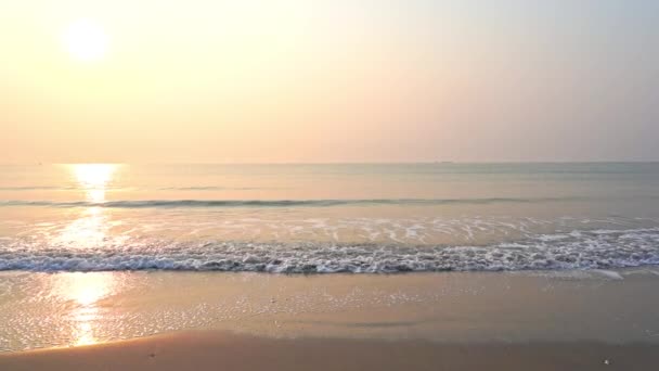 Sol Mañana Sobre Mar Tropical Olas Rompiendo Playa Vacía Concepto — Vídeos de Stock