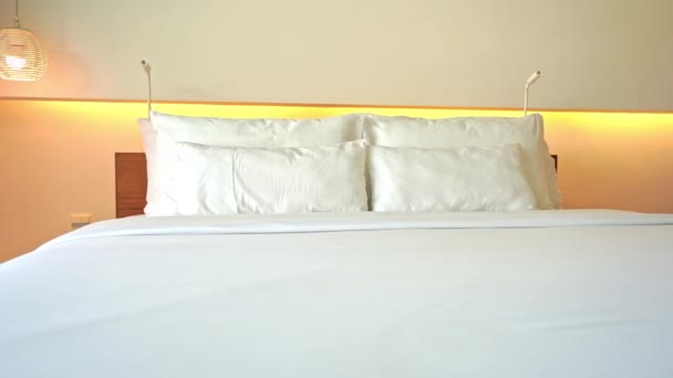 Gemütliches Doppelbett Hotelzimmer Weiße Bettwäsche Kissen Und Gelbes Festlicht — Stockvideo