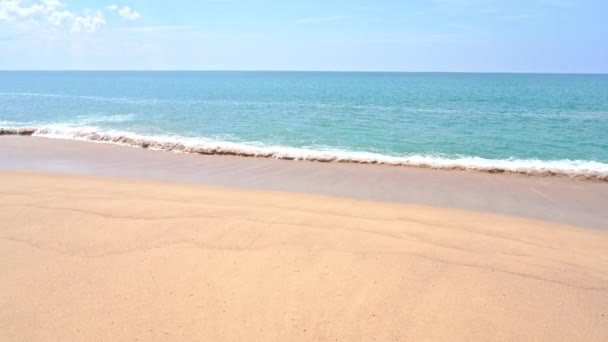 暑い晴れた日に空の砂浜で壊す熱帯海の波のスローモーション — ストック動画