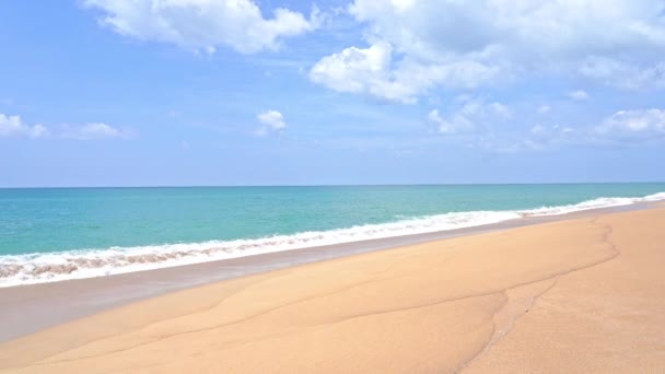 Deserted Tropical Beach Turquoise Sea Waves Breaking Sand Blue Horizon — Αρχείο Βίντεο