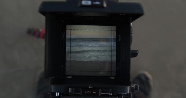 波涛在海滩上冲撞 通过摄像机的取景器 — 图库视频影像