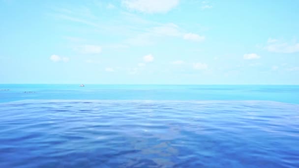 Nuances Bleu Sur Île Tropicale Piscine Débordement Horizon Infini Dessus — Video