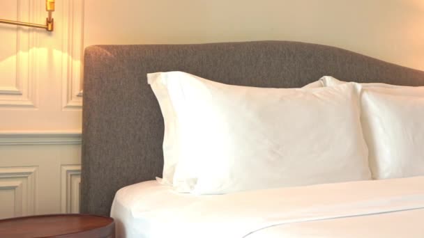 精品酒店卧房 干净的白色床单和枕头 — 图库视频影像