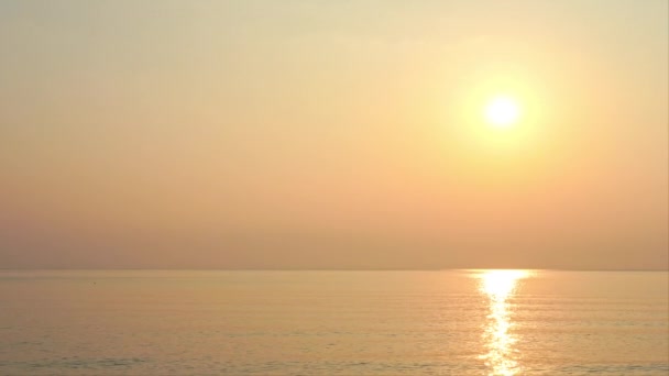 Spokojna Sceneria Morza Karaibskiego Poranne Żółte Słońce Refleksja Nad Wodą — Wideo stockowe