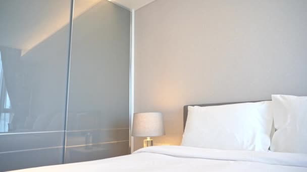 Dormitorio Moderno Paredes Blancas Sábanas Almohadas Por Espacio Armario Gris — Vídeo de stock