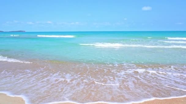 Turquoise Sea Waves Breaking Empty Beach Remote Tropical Island Πλήρες — Αρχείο Βίντεο