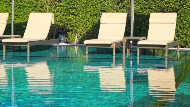 Leere Liegestühle Flachen Poolwasser Heißen Sonnentagen Exotisches Ferienkonzept — Stockvideo