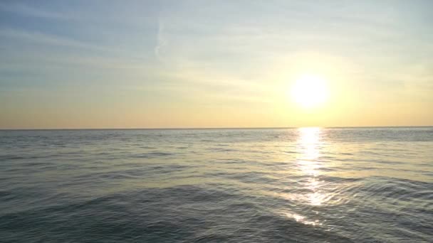 Tropikal Denizin Üzerinde Altın Saat Güneş Işığı Serene Egzotik Manzarası — Stok video