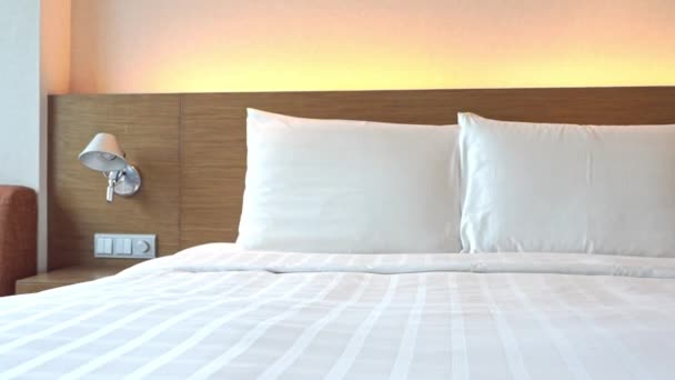 Standaard Hotelkamer Slaapkamer Opgemaakt Bed Met Witte Lakens Kussens Pannen — Stockvideo