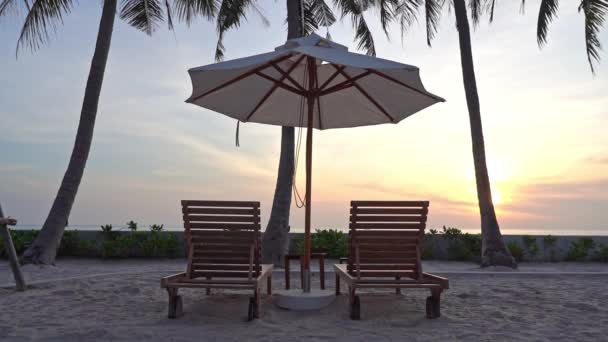 Two Sunbeds Parasol Sunset Luxury Tropical Resort Beachfront Full Frame — Stock Video