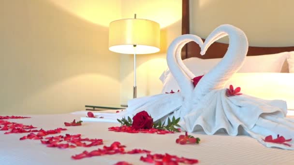 ハニームーンスイートのベッドの上の白鳥の形をしたタオル クローズアップ — ストック動画