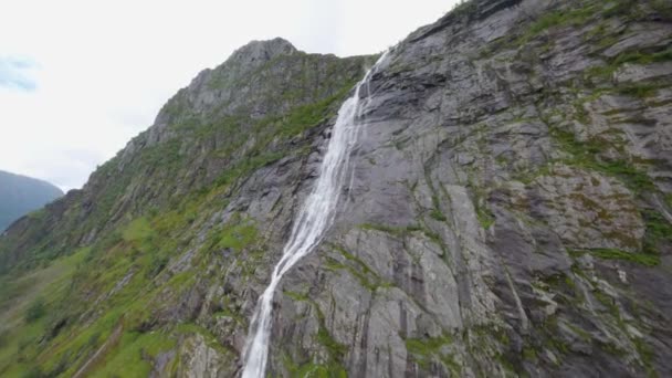 Noorwegen Loen Regio Waterval Drone Duik Fpv Dji Drone — Stockvideo
