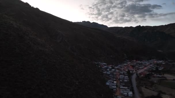 Gün Batımında Dağlarla Çevrili Küçük Bir Peru Köyünün Üzerinde Uçan — Stok video