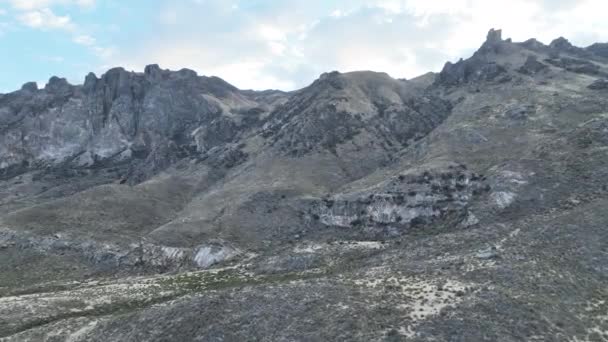Восходящие Воздушные Раскрыть Выстрел Над Ландшафтом Перу Прекрасным Видом Горы — стоковое видео