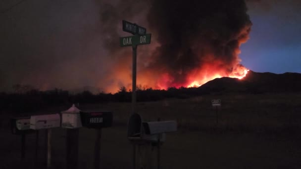 Tracking Shot Mailboxes Roadside Massive Fairview Fire Blazes Nighttime Slow — Vídeo de stock