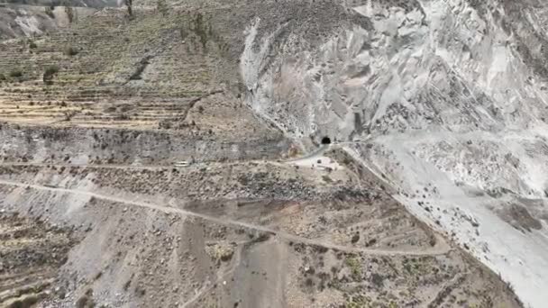 Aerial Dolly Strzał Gór Peru Wiejskiej Drogi Tunelu Wewnątrz Góry — Wideo stockowe