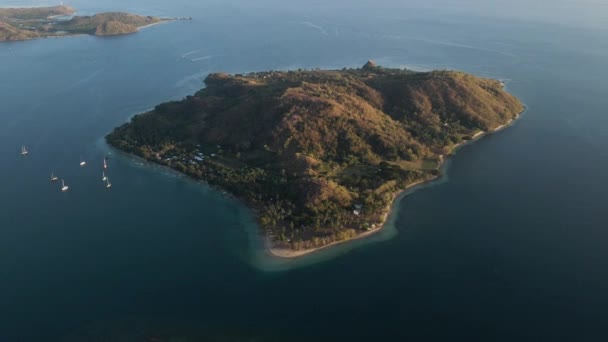 Luftaufnahme Einer Insel Ruhigen Meer Der Nähe Von Lombok Westen — Stockvideo