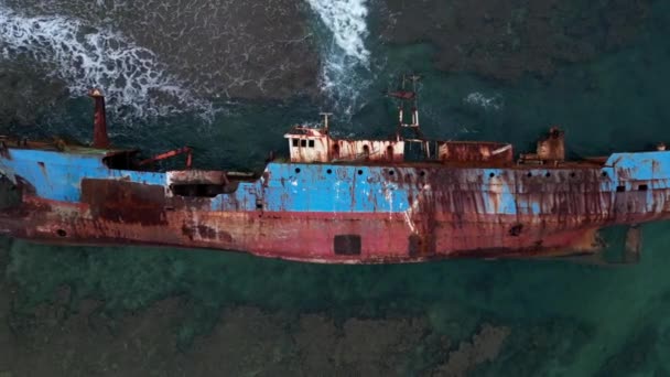 波の衝突の間に横になっている沈没したラスティ船 — ストック動画