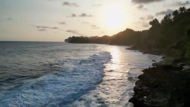 Κύματα Συγκρούονται Κατά Μήκος Τραχιά Ινδονησιακή Ακτογραμμή Στο Sundown — Αρχείο Βίντεο