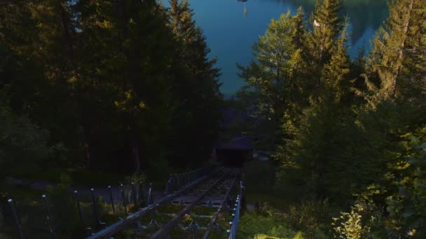 Vista Ángulo Alto Los Rieles Elevación Del Lago Caumasee Suiza — Vídeos de Stock