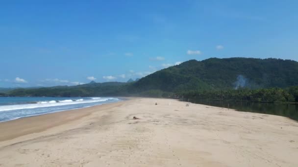 Sandbar Branco Divide Oceano Indonésio Lagoa Calma Pacitan — Vídeo de Stock