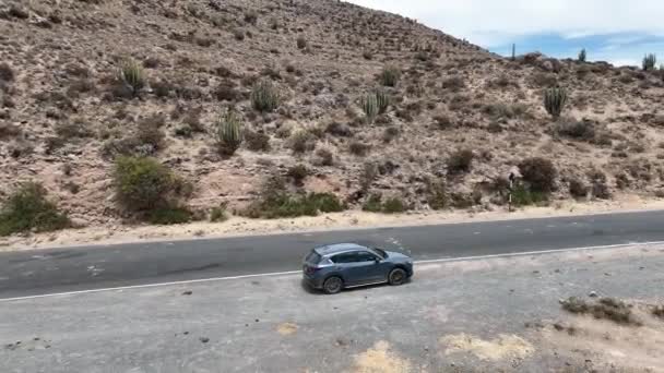 ドライバーはペルー南西部のアレキパ地方に位置する壮大な曲がりくねった山道で彼の車に乗り始め チバイにつながります — ストック動画