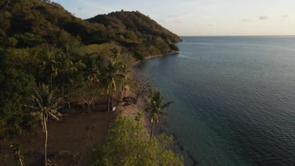 Spokojne Wybrzeże Podczas Zachodu Słońca Wyspie Lombok Indonezji Zdjęcia Dronów — Wideo stockowe