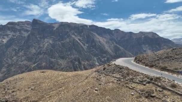 在阳光灿烂的夏日 一架无人驾驶飞机从南美洲的高山上起飞 俯瞰着峡谷上空 — 图库视频影像