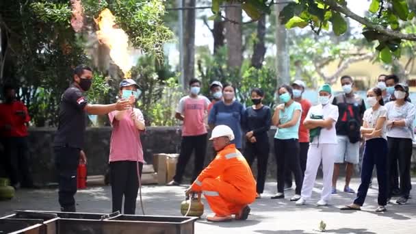 Yogyakarta Indonesia Sep 2022 Asian Young Woman Practicing How Extinguish — Vídeos de Stock