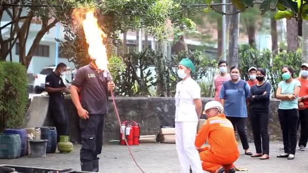 Yogyakarta Indonesia Sep 2022 Asian Nurse Practicing How Extinguish Fire — Vídeos de Stock