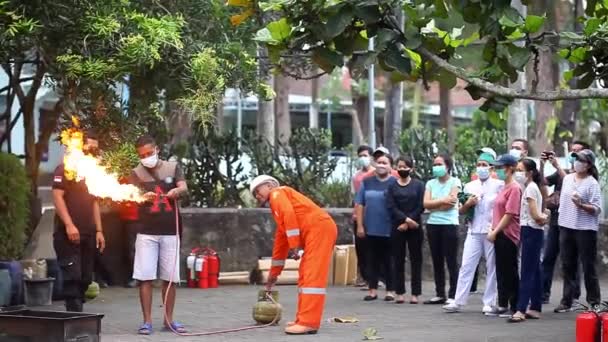 2022年9月24日 印度尼西亚日惹 亚洲人在煤气炉泄漏上练习灭火 — 图库视频影像