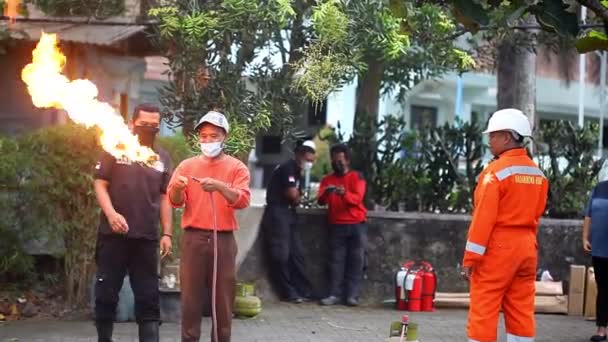 Yogyakarta Indonesia Sep 2022 Asian Man Practicing How Extinguish Fire — Vídeo de stock