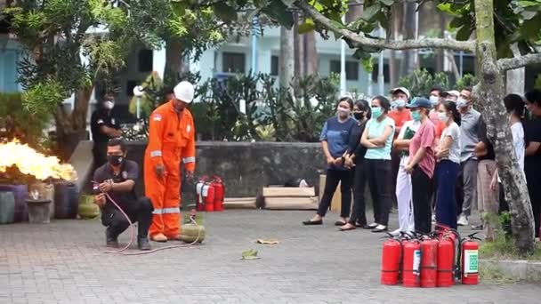 インドネシアのジョグジャカルタ 2022年9月24日 インストラクターはガスストーブの漏れで火災を消火する方法について指示を出します — ストック動画