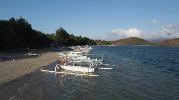 Fila Barcos Atracados Praia Lombok Island Durante Verão Indonésia Antena — Vídeo de Stock