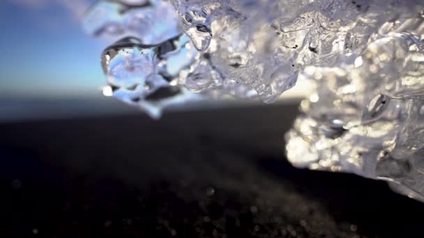 Close Van Ijsberg Ijsvorming Smelten Waterdruppels Veroorzaakt Door Opwarming Van — Stockvideo
