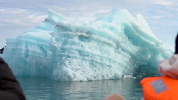 Islanda Lago Ghiacciaio Jkulsrln Passaggio Barca Attraverso Iceberg Gigante Galleggiante — Video Stock